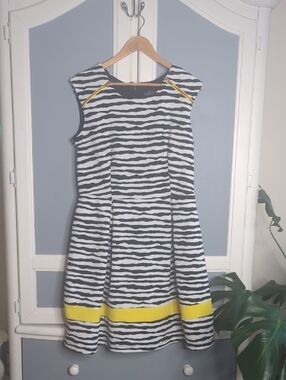 Karin Stevens Black White Zebra Stripe Sleeveless A-Line Midi Dress Yellow Trim